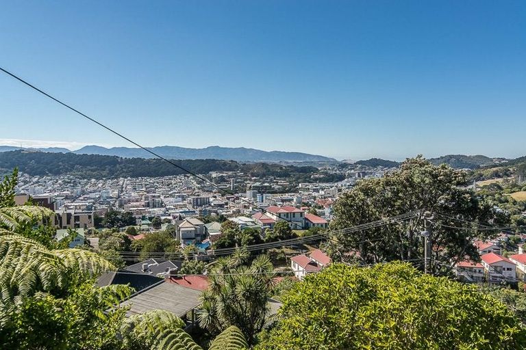 Photo of property in 118 Kelburn Parade, Kelburn, Wellington, 6012