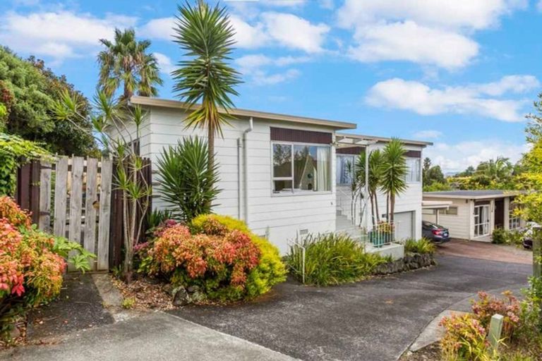 Photo of property in 16 Grenada Avenue, Forrest Hill, Auckland, 0620