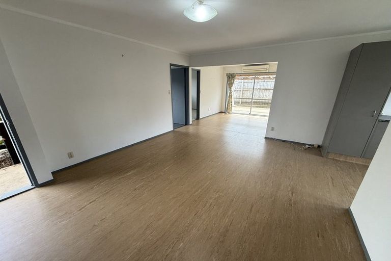 Photo of property in 2/10 Ballater Place, Highland Park, Auckland, 2010