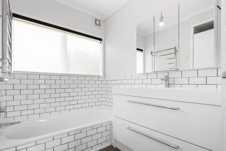 Photo of property in 46 Woodstock Road, Forrest Hill, Auckland, 0620