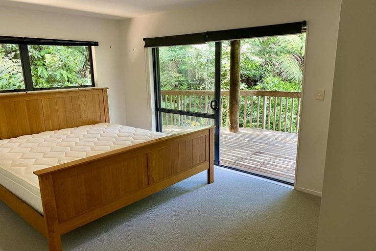 Photo of property in 13 Springwater Vale, Unsworth Heights, Auckland, 0632