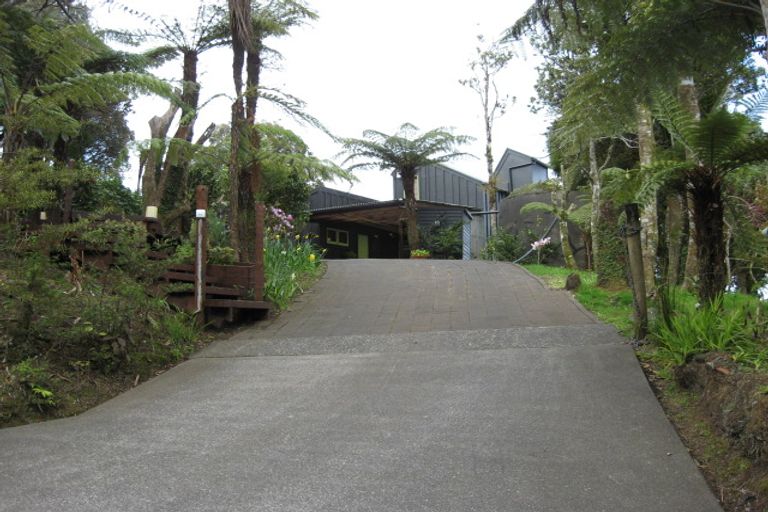 Photo of property in 27 Quinns Road, Waiatarua, Auckland, 0612