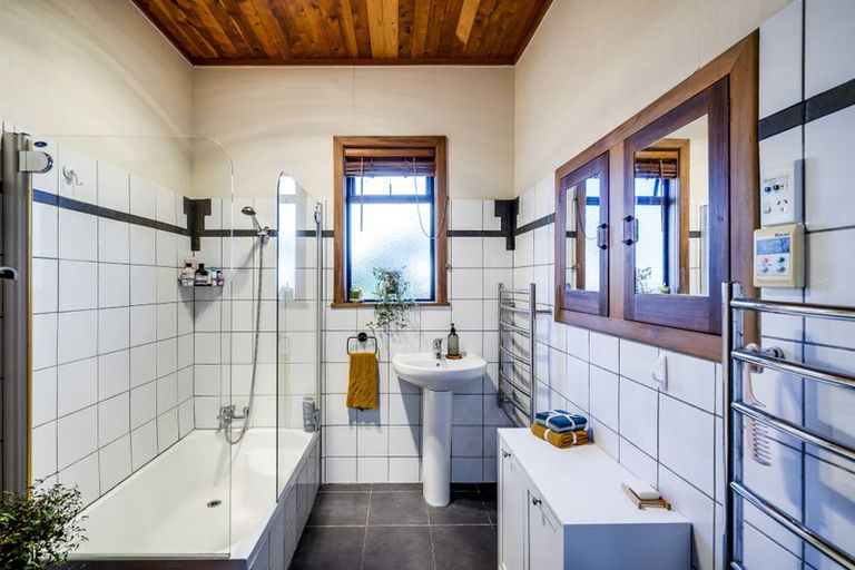 Photo of property in 61 Napier Terrace, Hospital Hill, Napier, 4110