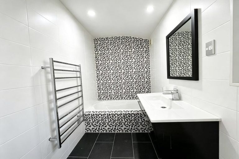 Photo of property in 16 Lakeridge Close, Northcross, Auckland, 0632