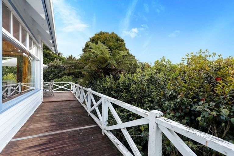 Photo of property in 552 Scenic Drive, Waiatarua, Auckland, 0612