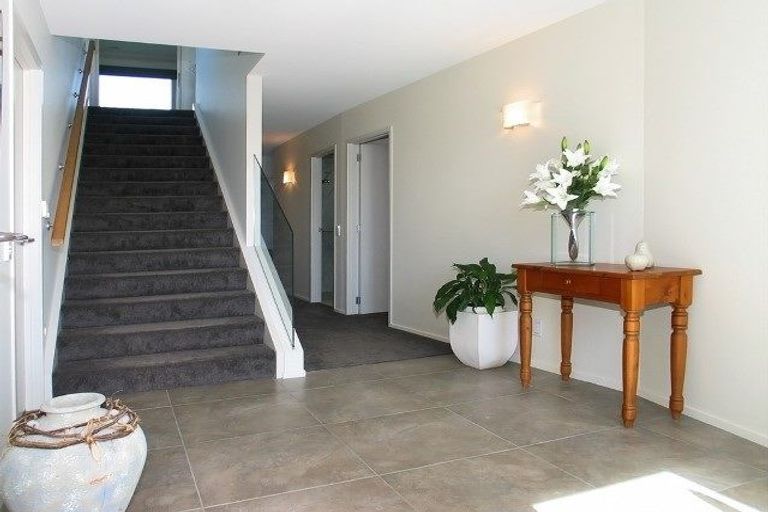 Photo of property in 10 Hollyford Place, Aotea, Porirua, 5024