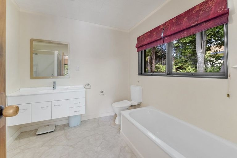 Photo of property in 38 Walton Avenue, Waikanae, 5036