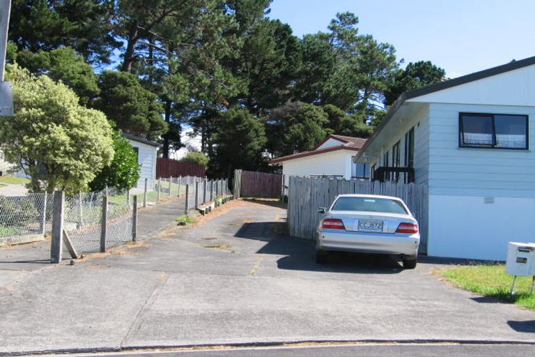 Photo of property in 2/25 Jumento Place, Unsworth Heights, Auckland, 0632