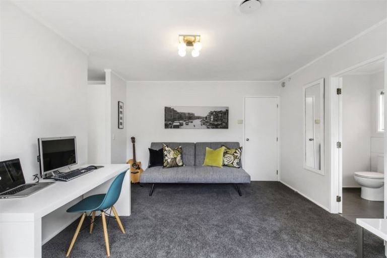 Photo of property in 2/6 Strabo Place, Windsor Park, Auckland, 0632