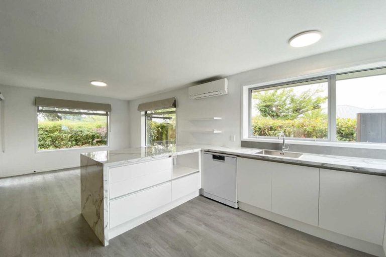 Photo of property in 2/66 Middlepark Road, Sockburn, Christchurch, 8042