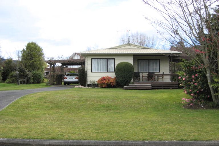 Photo of property in 1 Gibbs Place, Kinloch, Taupo, 3377