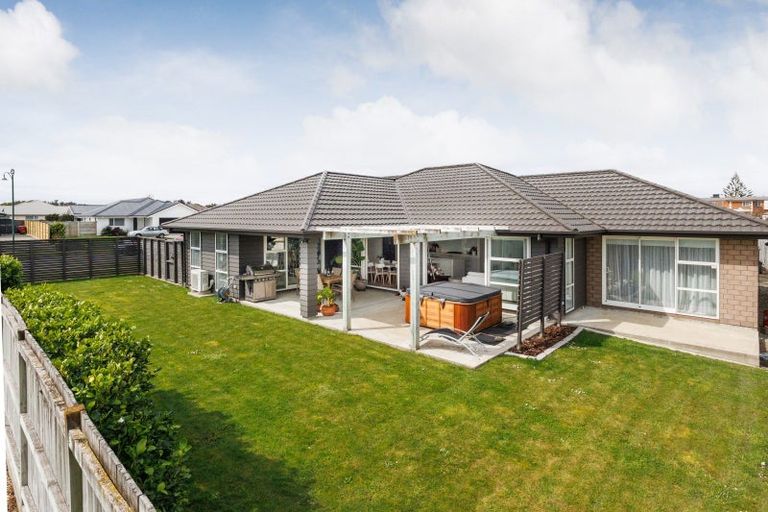 Photo of property in 25 Dogwood Way, Milson, Palmerston North, 4414