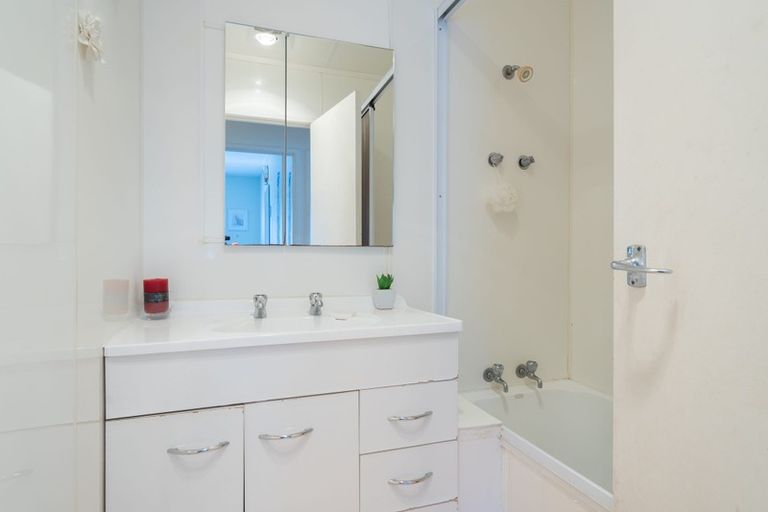 Photo of property in 6 Staincross Street, Green Bay, Auckland, 0604