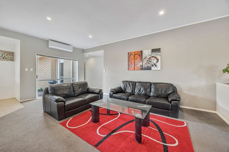 Photo of property in 6 Hanly Close, West Harbour, Auckland, 0618