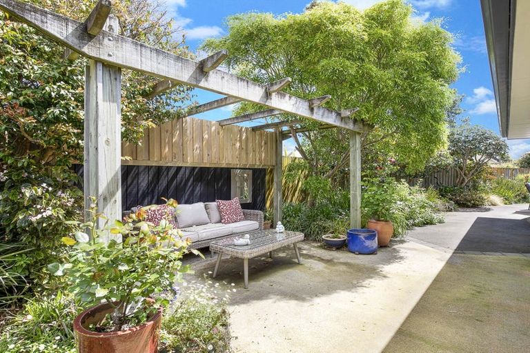 Photo of property in 12 Papawai Grove, Waikanae, 5036