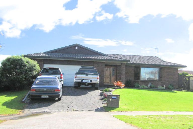 Photo of property in 4 Kadina Place, Botany Downs, Auckland, 2010