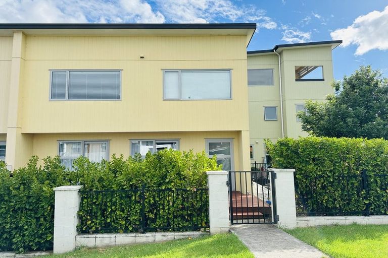 Photo of property in 10/11 Ray Small Drive, Papakura, 2110