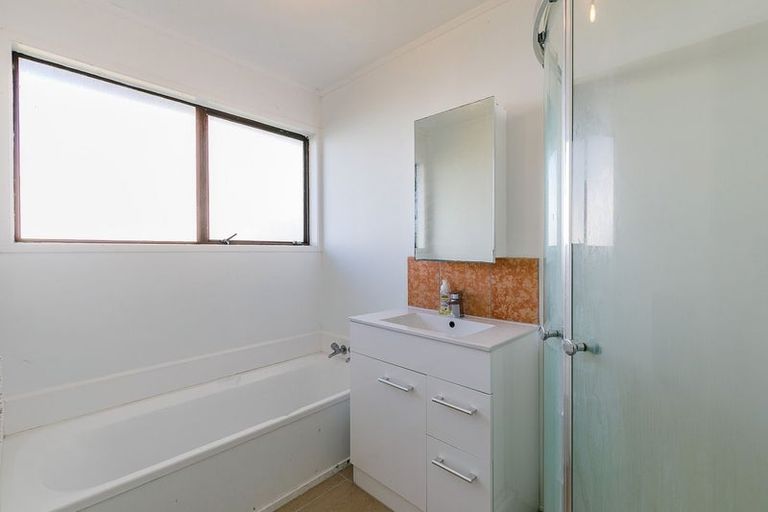 Photo of property in 34 Pahi Place, West Harbour, Auckland, 0618