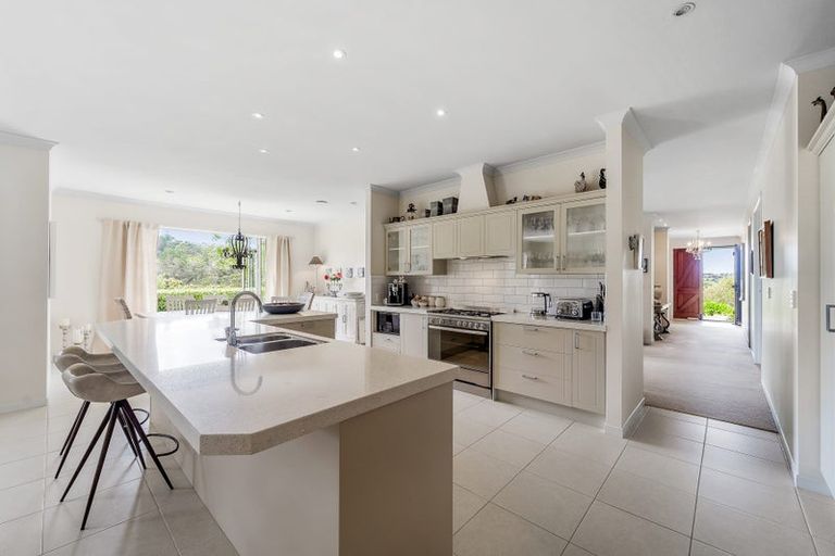 Photo of property in 35 Hobbs Road, Matakatia, Whangaparaoa, 0930