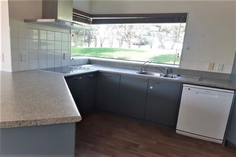 Photo of property in 19 Mandeville Place, Unsworth Heights, Auckland, 0632