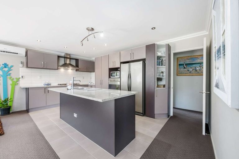 Photo of property in 9 Jomard Terrace, Northcross, Auckland, 0632