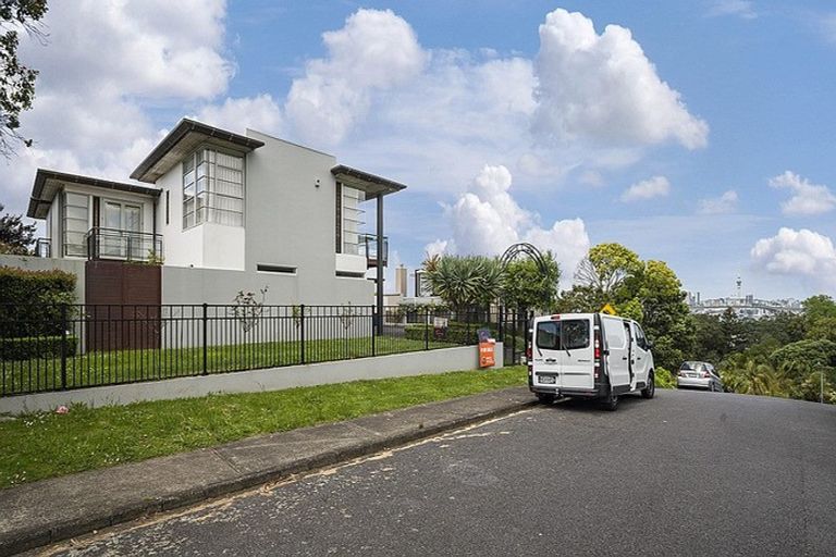 Photo of property in 5 Peregrine Place, Birkenhead, Auckland, 0626