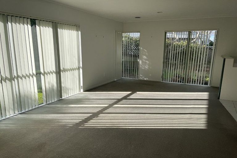 Photo of property in 38 Harbour Lights Close, West Harbour, Auckland, 0618