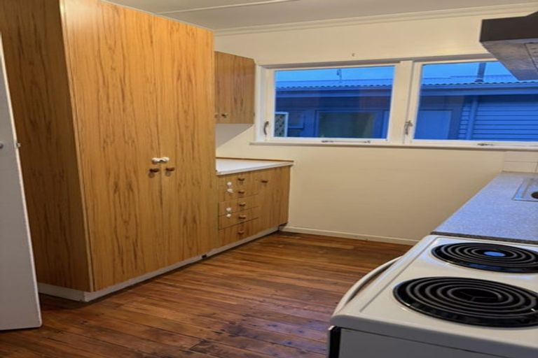 Photo of property in 33 Black Rock Road, Newlands, Wellington, 6037