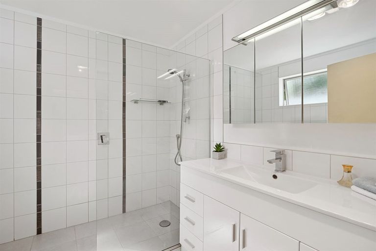 Photo of property in 39 Namsan Close, Fairview Heights, Auckland, 0632