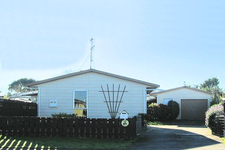 Photo of property in 4 Linwood Drive, Paraparaumu, 5032