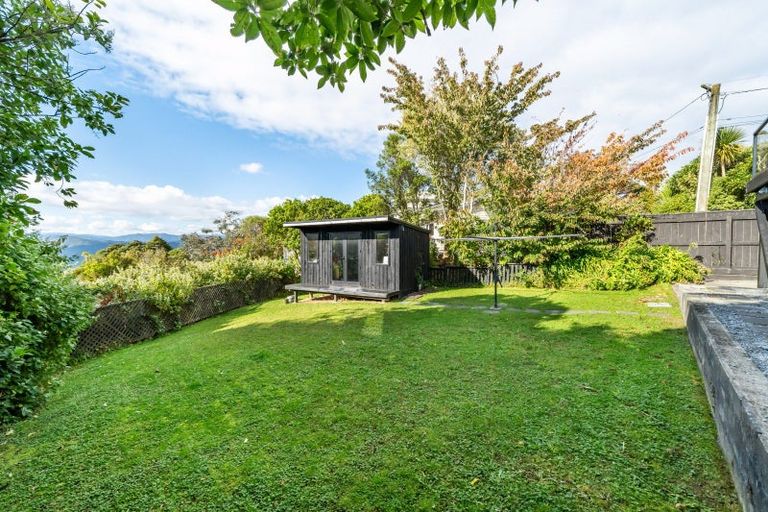 Photo of property in 7 Pokohiwi Road, Normandale, Lower Hutt, 5010