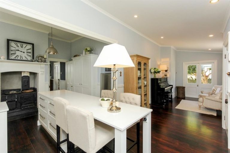 Photo of property in 28 Waiwaka Terrace, Strandon, New Plymouth, 4312