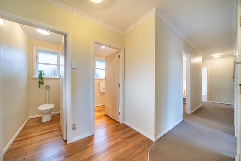 Photo of property in 10 Vista Crescent, Maoribank, Upper Hutt, 5018