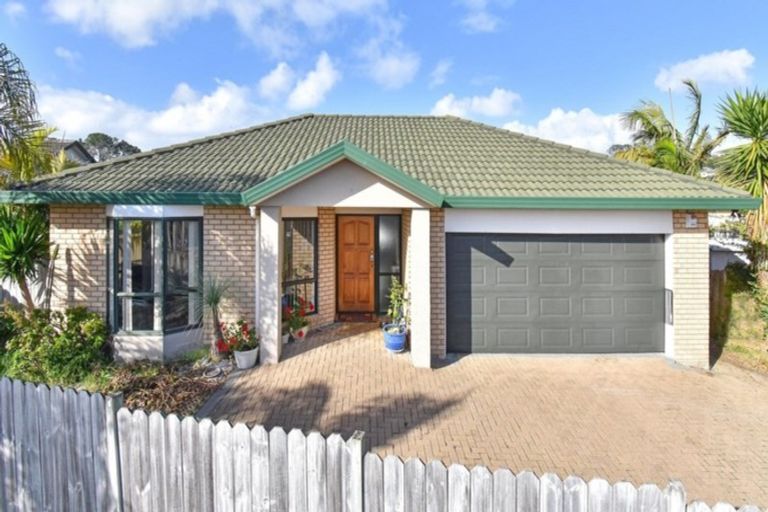 Photo of property in 22 Moyrus Crescent, East Tamaki Heights, Auckland, 2016