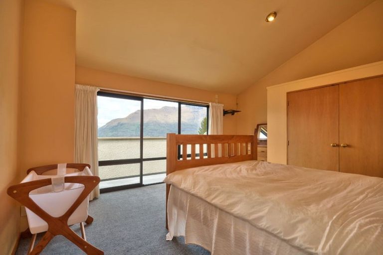 Photo of property in 116a Wynyard Crescent, Fernhill, Queenstown, 9300