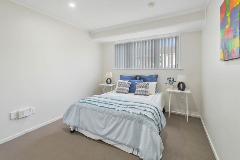 Photo of property in 2 Dulcie Place, Red Hill, Papakura, 2110