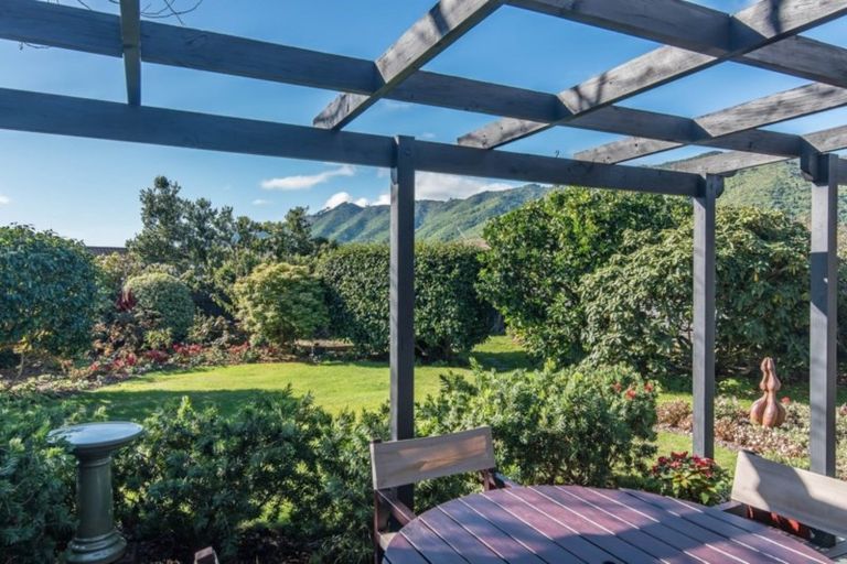 Photo of property in 3 Rewarewa Crescent, Waikanae, 5036