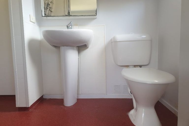 Photo of property in 18 Plumstead Rise, Glen Eden, Auckland, 0602