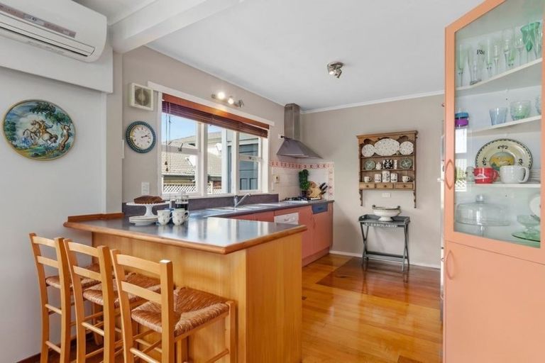 Photo of property in 1/10 Knights Road, Rothesay Bay, Auckland, 0630