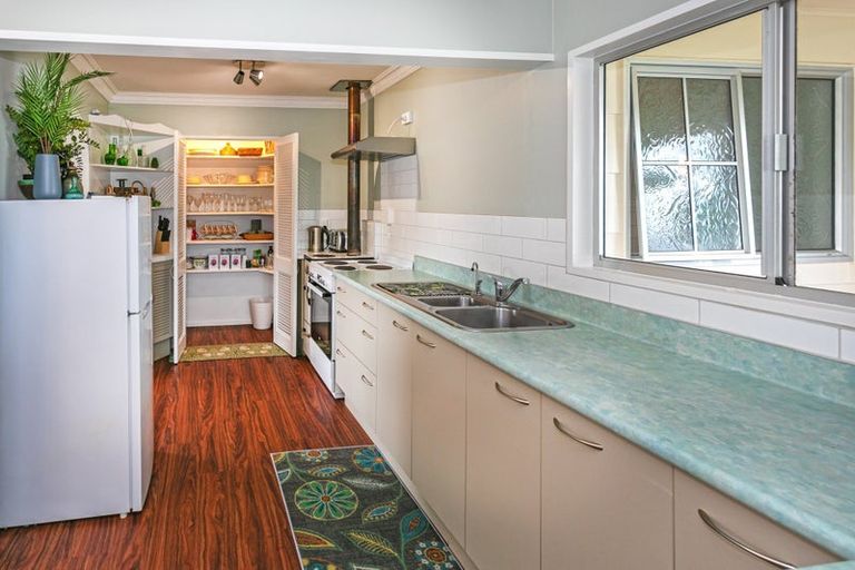 Photo of property in 35 Victoria Street, Coromandel, 3506