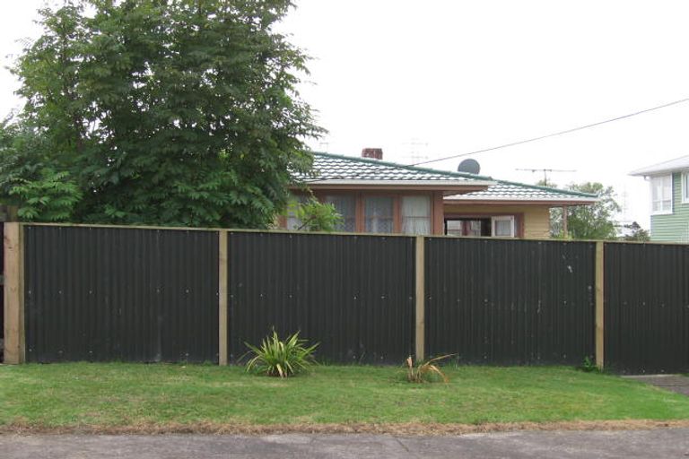 Photo of property in 8 Marlene Avenue, Te Atatu South, Auckland, 0610