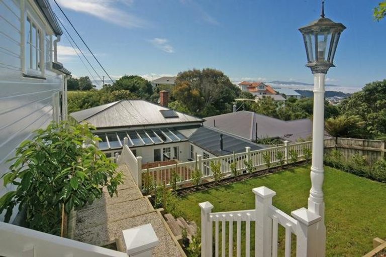 Photo of property in 21 Harbour View Road, Northland, Wellington, 6012