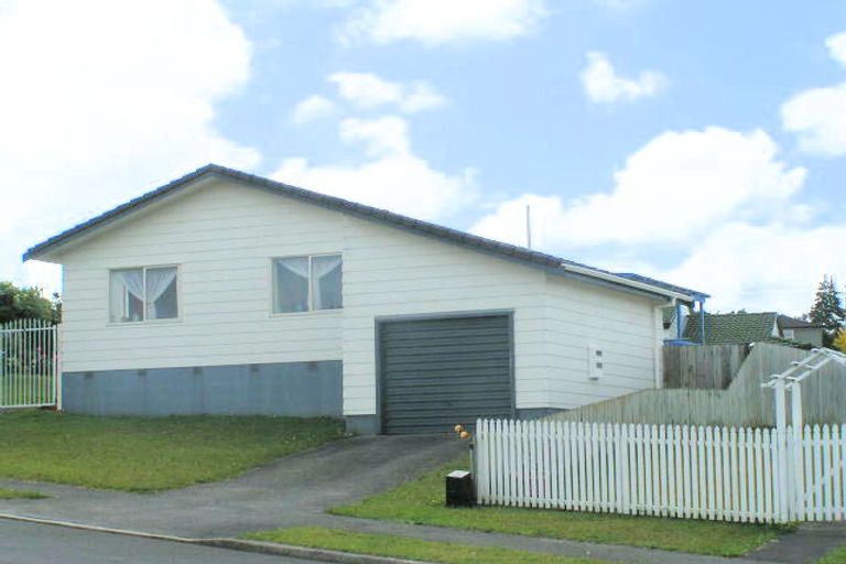 Photo of property in 15 Broadfield Street, Massey, Auckland, 0614