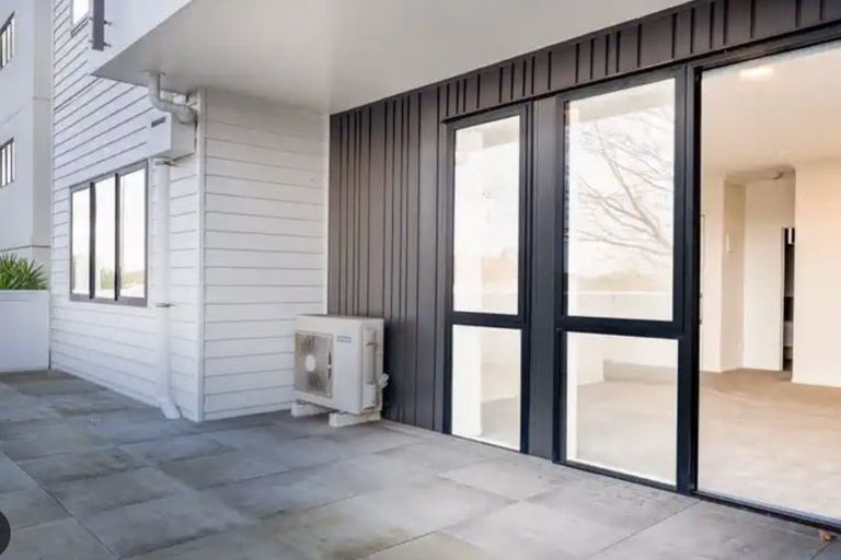 Photo of property in 1/130 Stancombe Road, Flat Bush, Auckland, 2016