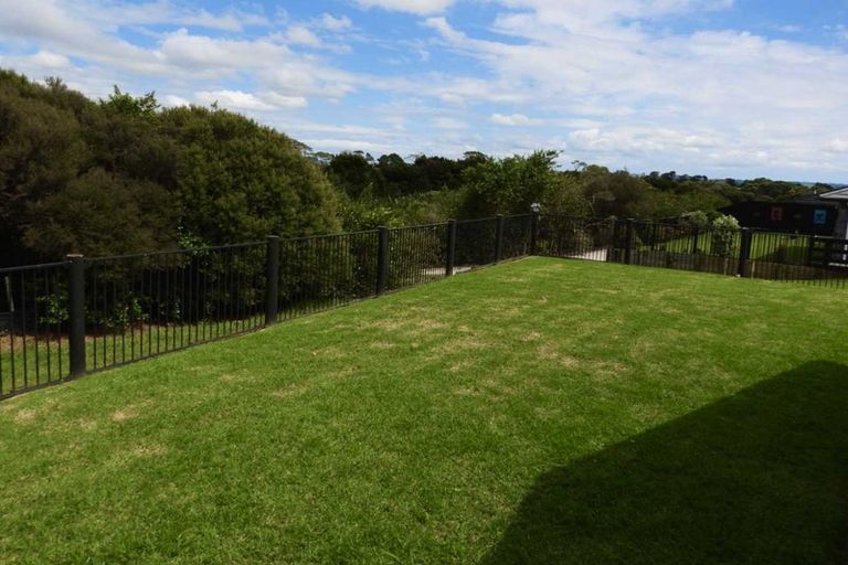 Photo of property in 35 Tahuna Minhinnick Drive, Glenbrook, 2681