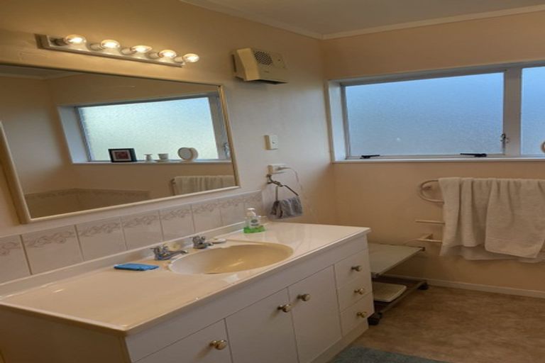 Photo of property in 33d Kirby Street, Glendene, Auckland, 0602