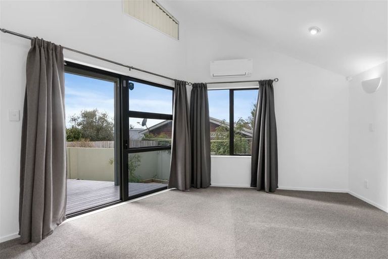 Photo of property in 1/11 Bronzewing Terrace, Unsworth Heights, Auckland, 0632