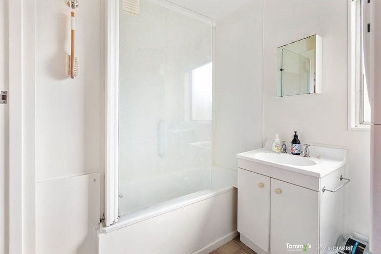 Photo of property in 10/154 Onepu Road, Lyall Bay, Wellington, 6022