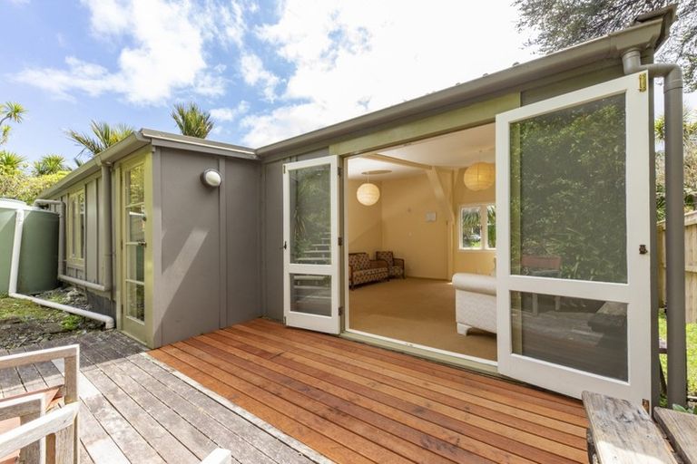 Photo of property in 7 Piha Road, Piha, 0772