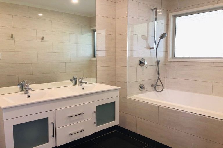 Photo of property in 8 Longwood Place, Forrest Hill, Auckland, 0620